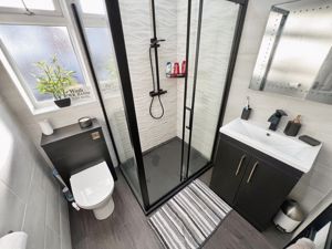 Shower room- click for photo gallery